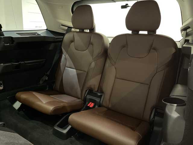 ボルボ ＸＣ９０ T5 AWD ノルディックED 新潟県 2018(平30)年 3.1万km クリスタルホワイトP 特別装備/150台限定/ヘッドアップ・ディスプレイ /リア2列目・シートヒーター/harman/kardonプレミアムサウンド・オーディオシステム/ダークフレームバーチ・ウッド・パネル /チルトアップ機構付電動パノラマ・ガラス・サンルーフ/標準装備/純正ホイール（ブラックペイント）/全車速追従機能付ACC（アダプティブ・クルーズ・コントロール/３６０度カメラ/メモリー付パワーシート（D/N）/シートヒーター（D/N）/LEDヘッドライト/オートライト/BLIS（ブラインドスポット・インフォメーション・システム）/LCMA（レーン・チェンジ・マージ・エイド）/CTA（クロス・トラフィック・アラート）/LKA（レーン・キーピング・エイド）/RSI（ロード・サイン・インフォメーション）/DAC（ドライバー・アラート・コントロール）/パイロットアシスト/パーク・アシスト・パイロット（縦列・並列駐車支援システム）/純正HDDナビゲーション/・Bluetooth/TV/FM/AM/純正フロアマット/ルーフレール/パワーテールゲート/ フル・アクティブ・ハイビーム（LEDヘッドライト）