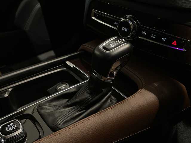 ボルボ ＸＣ９０ T5 AWD ノルディックED 新潟県 2018(平30)年 3.1万km クリスタルホワイトP 特別装備/150台限定/ヘッドアップ・ディスプレイ /リア2列目・シートヒーター/harman/kardonプレミアムサウンド・オーディオシステム/ダークフレームバーチ・ウッド・パネル /チルトアップ機構付電動パノラマ・ガラス・サンルーフ/標準装備/純正ホイール（ブラックペイント）/全車速追従機能付ACC（アダプティブ・クルーズ・コントロール/３６０度カメラ/メモリー付パワーシート（D/N）/シートヒーター（D/N）/LEDヘッドライト/オートライト/BLIS（ブラインドスポット・インフォメーション・システム）/LCMA（レーン・チェンジ・マージ・エイド）/CTA（クロス・トラフィック・アラート）/LKA（レーン・キーピング・エイド）/RSI（ロード・サイン・インフォメーション）/DAC（ドライバー・アラート・コントロール）/パイロットアシスト/パーク・アシスト・パイロット（縦列・並列駐車支援システム）/純正HDDナビゲーション/・Bluetooth/TV/FM/AM/純正フロアマット/ルーフレール/パワーテールゲート/ フル・アクティブ・ハイビーム（LEDヘッドライト）