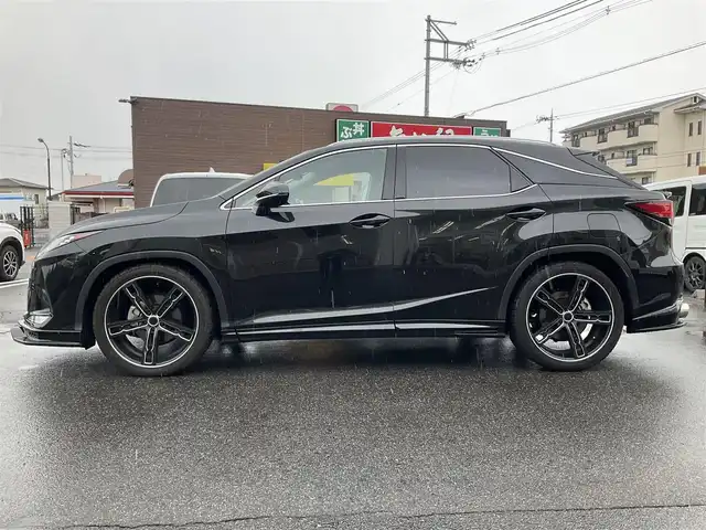 レクサス ＲＸ 300 バージョンL 滋賀県 2022(令4)年 1.2万km グラファイトブラックガラスフレーク ワンオーナー/レクサスセーフティシステムプラス/ブラインドスポットモニター/社外エアロキット/社外22インチアルミホイール/社外デジタルインナーミラー（前後ドラレコ機能）/エムズスピードマフラー/RS-Rダウンサス/パノラマルーフ/リアシートエンターテインメントシステム/12.3インチディスプレイ/Bluetooth、フルセグテレビ/パノラミックビューモニター/バックカメラ/ビルトインETC2.0/カラーヘッドアップディスプレイ/全席シートヒーター/ステアリングヒーター/三眼フルLEDヘッドライト/LEDフォグランプ/パワーバックドア/スペアキー/カードキー有り/保証書