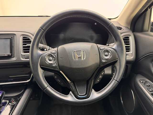 ホンダ ヴェゼル ハイブリッド 兵庫県 2016(平28)年 10.3万km クリスタルブラックパール 社外7インチナビ（CD/DVD・FM/AM・BT・フルセグ）/ホンダセンシング/ETC/HDMI/プッシュスタート/スマートキー2本/レザーシート/パワーシート（D/N席）/シートヒーター（D/N席）/シートメモリー（D席）/純正AW17インチ/純正フロアマット/追従式クルーズコントロール/パドルシフト/ルーフレール/電動パーキング/オートブレーキホールド/LEDヘッドランプ/フォグランプ/オートライト/電動格納ミラー/ウインカーミラー/ドアバイザー/自動防眩ミラー/チャイルドシート対応