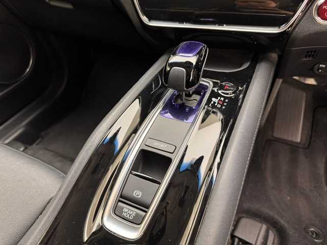 ホンダ ヴェゼル ハイブリッド 兵庫県 2016(平28)年 10.3万km クリスタルブラックパール 社外7インチナビ（CD/DVD・FM/AM・BT・フルセグ）/ホンダセンシング/ETC/HDMI/プッシュスタート/スマートキー2本/レザーシート/パワーシート（D/N席）/シートヒーター（D/N席）/シートメモリー（D席）/純正AW17インチ/純正フロアマット/追従式クルーズコントロール/パドルシフト/ルーフレール/電動パーキング/オートブレーキホールド/LEDヘッドランプ/フォグランプ/オートライト/電動格納ミラー/ウインカーミラー/ドアバイザー/自動防眩ミラー/チャイルドシート対応