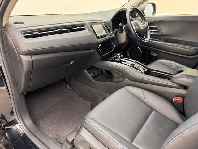 ホンダ ヴェゼル ハイブリッド 兵庫県 2016(平28)年 10.3万km クリスタルブラックパール 社外7インチナビ（CD/DVD・FM/AM・BT・フルセグ）/ホンダセンシング/ETC/HDMI/プッシュスタート/スマートキー2本/レザーシート/パワーシート（D/N席）/シートヒーター（D/N席）/シートメモリー（D席）/純正AW17インチ/純正フロアマット/追従式クルーズコントロール/パドルシフト/ルーフレール/電動パーキング/オートブレーキホールド/LEDヘッドランプ/フォグランプ/オートライト/電動格納ミラー/ウインカーミラー/ドアバイザー/自動防眩ミラー/チャイルドシート対応