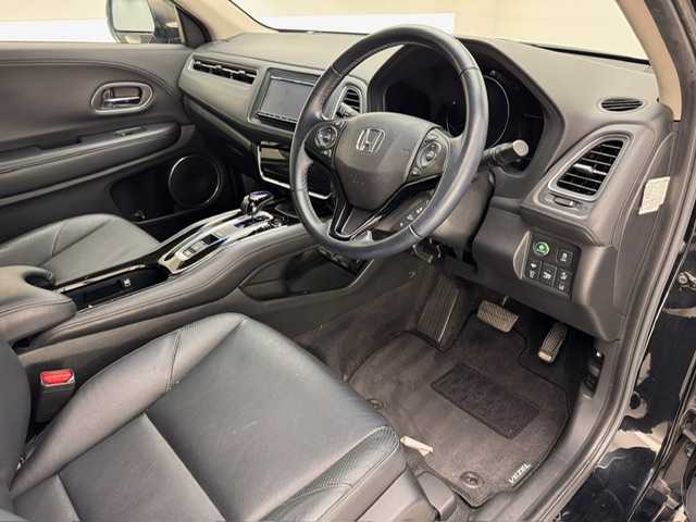 ホンダ ヴェゼル ハイブリッド 兵庫県 2016(平28)年 10.3万km クリスタルブラックパール 社外7インチナビ（CD/DVD・FM/AM・BT・フルセグ）/ホンダセンシング/ETC/HDMI/プッシュスタート/スマートキー2本/レザーシート/パワーシート（D/N席）/シートヒーター（D/N席）/シートメモリー（D席）/純正AW17インチ/純正フロアマット/追従式クルーズコントロール/パドルシフト/ルーフレール/電動パーキング/オートブレーキホールド/LEDヘッドランプ/フォグランプ/オートライト/電動格納ミラー/ウインカーミラー/ドアバイザー/自動防眩ミラー/チャイルドシート対応