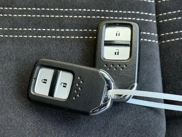 ホンダ ヴェゼル ハイブリッド RS ホンダセンシング 佐賀県 2019(平31)年 5.7万km ミッドナイトブルービームM 純正DOP8インチナビ≪VXM-197VFEi≫/バックカメラ/・フルセグTV/DVD/Bluetooth/USB/HDMI//AppleＣａｒＰｌａｙ/ＲＳ専用ハーフレザーシート/シートヒーター/ＲＳ専用アルミホイール18インチ/電動パーキングブレーキ/・オートブレーキホールド/スマートキー/スペアキー/ＥＴＣ/純正ドライブレコーダー/リアドライブレコーダー/ホンダセンシング/・ＣＭＢＳ警報/・ＡＣＣ≪アダプティブオートクルーズコントロール≫/・先行車発進お知らせ/・路外逸脱抑制システム/・レーンキープアシストシステム/・リアクティブフォースペダル/・標識認識機能