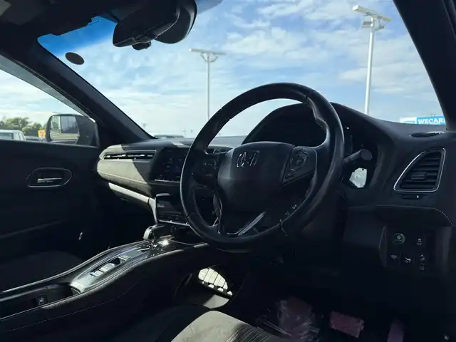 ホンダ ヴェゼル ハイブリッド RS ホンダセンシング 佐賀県 2019(平31)年 5.7万km ミッドナイトブルービームM 純正DOP8インチナビ≪VXM-197VFEi≫/バックカメラ/・フルセグTV/DVD/Bluetooth/USB/HDMI//AppleＣａｒＰｌａｙ/ＲＳ専用ハーフレザーシート/シートヒーター/ＲＳ専用アルミホイール18インチ/電動パーキングブレーキ/・オートブレーキホールド/スマートキー/スペアキー/ＥＴＣ/純正ドライブレコーダー/リアドライブレコーダー/ホンダセンシング/・ＣＭＢＳ警報/・ＡＣＣ≪アダプティブオートクルーズコントロール≫/・先行車発進お知らせ/・路外逸脱抑制システム/・レーンキープアシストシステム/・リアクティブフォースペダル/・標識認識機能