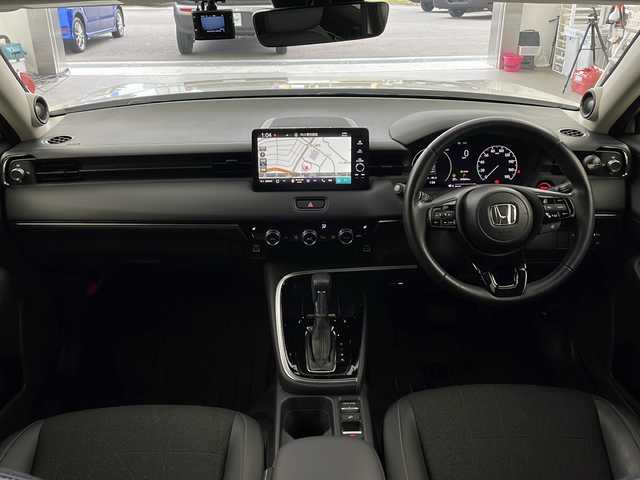 ホンダ ヴェゼル ハイブリッド e:HEV Z 兵庫県 2022(令4)年 1.9万km プラチナホワイトパール ・純正9インチナビ/・Bluetooth/USB/フルセグテレビ/・マルチビューカメラ/・ホンダセンシング/・衝突軽減ブレーキ/・オートハイビーム/・アダプティブクルーズコントロール/・先行車発進告知機能/・標識認識機能/・前後コーナーセンサー/・ブラインドスポットモニター/・パワーバックドア/・純正スピーカー　ディーラーオプション/・電子パーキング/・オートホールド/・ステアリングスイッチ/・ステアリングヒーター/・パドルシフト/・ハーフレザーシート/・前席シートヒーター/・純正ゴムマット/・純正18インチアルミホイールタイヤ/・LEDヘッドライト/・フォグランプ/・置くだけ充電/・社外前後ドライブレコーダー/・ビルトインETC2.0/・プッシュスタートボタン/・スマートキー/・スペアキー/・取扱説明書/・保証書