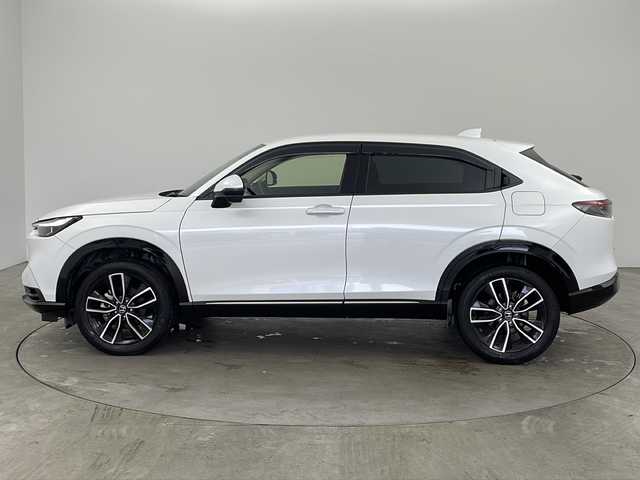 ホンダ ヴェゼル ハイブリッド e:HEV Z 兵庫県 2022(令4)年 1.9万km プラチナホワイトパール ・純正9インチナビ/・Bluetooth/USB/フルセグテレビ/・マルチビューカメラ/・ホンダセンシング/・衝突軽減ブレーキ/・オートハイビーム/・アダプティブクルーズコントロール/・先行車発進告知機能/・標識認識機能/・前後コーナーセンサー/・ブラインドスポットモニター/・パワーバックドア/・純正スピーカー　ディーラーオプション/・電子パーキング/・オートホールド/・ステアリングスイッチ/・ステアリングヒーター/・パドルシフト/・ハーフレザーシート/・前席シートヒーター/・純正ゴムマット/・純正18インチアルミホイールタイヤ/・LEDヘッドライト/・フォグランプ/・置くだけ充電/・社外前後ドライブレコーダー/・ビルトインETC2.0/・プッシュスタートボタン/・スマートキー/・スペアキー/・取扱説明書/・保証書