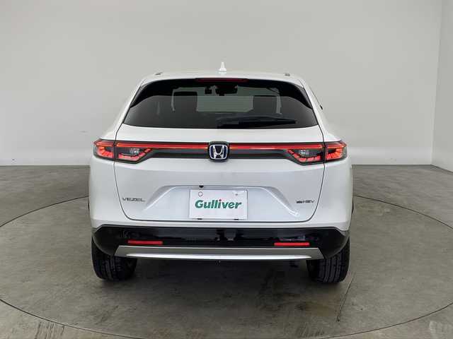ホンダ ヴェゼル ハイブリッド e:HEV Z 兵庫県 2022(令4)年 1.9万km プラチナホワイトパール ・純正9インチナビ/・Bluetooth/USB/フルセグテレビ/・マルチビューカメラ/・ホンダセンシング/・衝突軽減ブレーキ/・オートハイビーム/・アダプティブクルーズコントロール/・先行車発進告知機能/・標識認識機能/・前後コーナーセンサー/・ブラインドスポットモニター/・パワーバックドア/・純正スピーカー　ディーラーオプション/・電子パーキング/・オートホールド/・ステアリングスイッチ/・ステアリングヒーター/・パドルシフト/・ハーフレザーシート/・前席シートヒーター/・純正ゴムマット/・純正18インチアルミホイールタイヤ/・LEDヘッドライト/・フォグランプ/・置くだけ充電/・社外前後ドライブレコーダー/・ビルトインETC2.0/・プッシュスタートボタン/・スマートキー/・スペアキー/・取扱説明書/・保証書