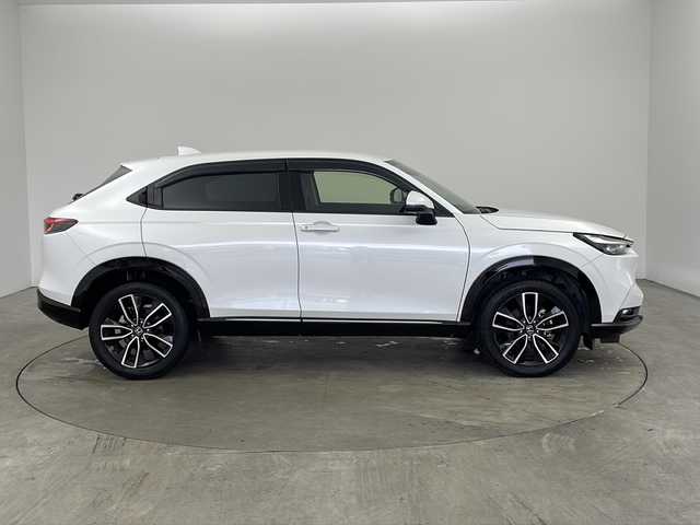 ホンダ ヴェゼル ハイブリッド e:HEV Z 兵庫県 2022(令4)年 1.9万km プラチナホワイトパール ・純正9インチナビ/・Bluetooth/USB/フルセグテレビ/・マルチビューカメラ/・ホンダセンシング/・衝突軽減ブレーキ/・オートハイビーム/・アダプティブクルーズコントロール/・先行車発進告知機能/・標識認識機能/・前後コーナーセンサー/・ブラインドスポットモニター/・パワーバックドア/・純正スピーカー　ディーラーオプション/・電子パーキング/・オートホールド/・ステアリングスイッチ/・ステアリングヒーター/・パドルシフト/・ハーフレザーシート/・前席シートヒーター/・純正ゴムマット/・純正18インチアルミホイールタイヤ/・LEDヘッドライト/・フォグランプ/・置くだけ充電/・社外前後ドライブレコーダー/・ビルトインETC2.0/・プッシュスタートボタン/・スマートキー/・スペアキー/・取扱説明書/・保証書