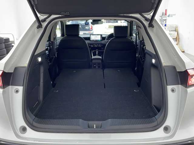 ホンダ ヴェゼル ハイブリッド e:HEV Z 兵庫県 2022(令4)年 1.9万km プラチナホワイトパール ・純正9インチナビ/・Bluetooth/USB/フルセグテレビ/・マルチビューカメラ/・ホンダセンシング/・衝突軽減ブレーキ/・オートハイビーム/・アダプティブクルーズコントロール/・先行車発進告知機能/・標識認識機能/・前後コーナーセンサー/・ブラインドスポットモニター/・パワーバックドア/・純正スピーカー　ディーラーオプション/・電子パーキング/・オートホールド/・ステアリングスイッチ/・ステアリングヒーター/・パドルシフト/・ハーフレザーシート/・前席シートヒーター/・純正ゴムマット/・純正18インチアルミホイールタイヤ/・LEDヘッドライト/・フォグランプ/・置くだけ充電/・社外前後ドライブレコーダー/・ビルトインETC2.0/・プッシュスタートボタン/・スマートキー/・スペアキー/・取扱説明書/・保証書