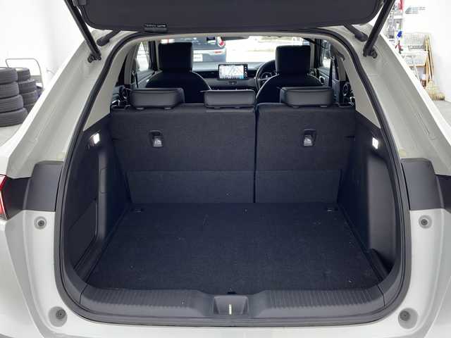 ホンダ ヴェゼル ハイブリッド e:HEV Z 兵庫県 2022(令4)年 1.9万km プラチナホワイトパール ・純正9インチナビ/・Bluetooth/USB/フルセグテレビ/・マルチビューカメラ/・ホンダセンシング/・衝突軽減ブレーキ/・オートハイビーム/・アダプティブクルーズコントロール/・先行車発進告知機能/・標識認識機能/・前後コーナーセンサー/・ブラインドスポットモニター/・パワーバックドア/・純正スピーカー　ディーラーオプション/・電子パーキング/・オートホールド/・ステアリングスイッチ/・ステアリングヒーター/・パドルシフト/・ハーフレザーシート/・前席シートヒーター/・純正ゴムマット/・純正18インチアルミホイールタイヤ/・LEDヘッドライト/・フォグランプ/・置くだけ充電/・社外前後ドライブレコーダー/・ビルトインETC2.0/・プッシュスタートボタン/・スマートキー/・スペアキー/・取扱説明書/・保証書