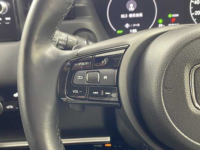 ホンダ ヴェゼル ハイブリッド e:HEV Z 兵庫県 2022(令4)年 1.9万km プラチナホワイトパール ・純正9インチナビ/・Bluetooth/USB/フルセグテレビ/・マルチビューカメラ/・ホンダセンシング/・衝突軽減ブレーキ/・オートハイビーム/・アダプティブクルーズコントロール/・先行車発進告知機能/・標識認識機能/・前後コーナーセンサー/・ブラインドスポットモニター/・パワーバックドア/・純正スピーカー　ディーラーオプション/・電子パーキング/・オートホールド/・ステアリングスイッチ/・ステアリングヒーター/・パドルシフト/・ハーフレザーシート/・前席シートヒーター/・純正ゴムマット/・純正18インチアルミホイールタイヤ/・LEDヘッドライト/・フォグランプ/・置くだけ充電/・社外前後ドライブレコーダー/・ビルトインETC2.0/・プッシュスタートボタン/・スマートキー/・スペアキー/・取扱説明書/・保証書