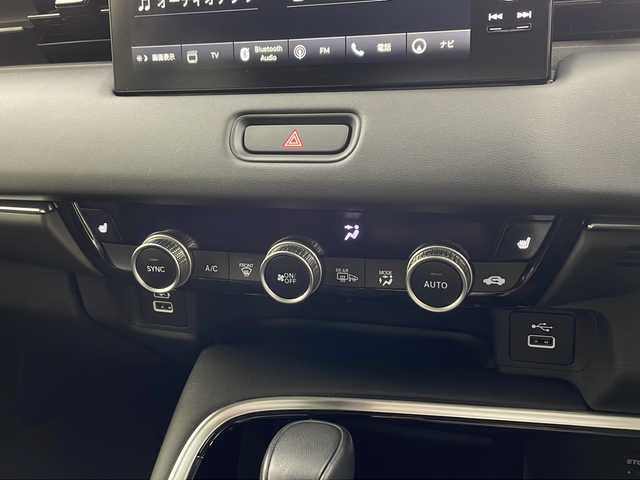 ホンダ ヴェゼル ハイブリッド e:HEV Z 兵庫県 2022(令4)年 1.9万km プラチナホワイトパール ・純正9インチナビ/・Bluetooth/USB/フルセグテレビ/・マルチビューカメラ/・ホンダセンシング/・衝突軽減ブレーキ/・オートハイビーム/・アダプティブクルーズコントロール/・先行車発進告知機能/・標識認識機能/・前後コーナーセンサー/・ブラインドスポットモニター/・パワーバックドア/・純正スピーカー　ディーラーオプション/・電子パーキング/・オートホールド/・ステアリングスイッチ/・ステアリングヒーター/・パドルシフト/・ハーフレザーシート/・前席シートヒーター/・純正ゴムマット/・純正18インチアルミホイールタイヤ/・LEDヘッドライト/・フォグランプ/・置くだけ充電/・社外前後ドライブレコーダー/・ビルトインETC2.0/・プッシュスタートボタン/・スマートキー/・スペアキー/・取扱説明書/・保証書