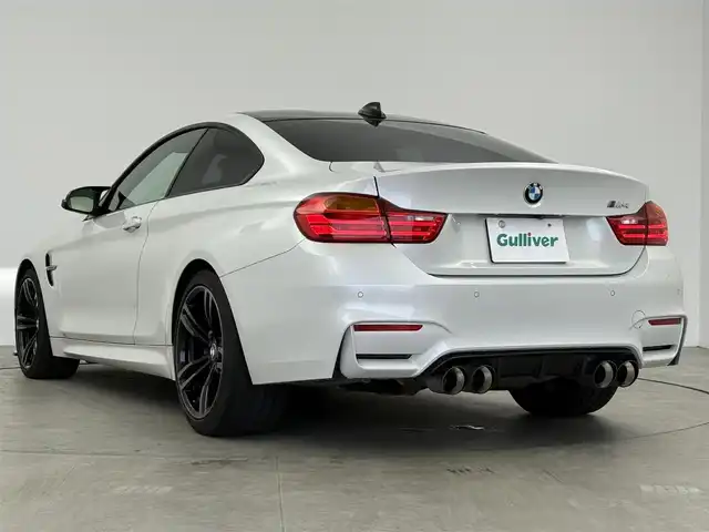 ＢＭＷ Ｍ４ クーペ 愛知県 2015(平27)年 6.4万km パール 純正SDナビ/　・フルセグTV/　・DVD/CD/　・Bluetooth /　・USB/　・AUX/ヘッドアップディスプレイ/クルーズコントロール/エアロパーツ/　・フロント/　・リア/衝突警告/カーボンルーフ/黒革シート/パワーシート/シートヒーター/純正フロアマット/純正19インチAW/純正レムスマフラー（車内積込）/カーボンフロントリップスポイラー/カーボンリヤディフュザー/スマートキー