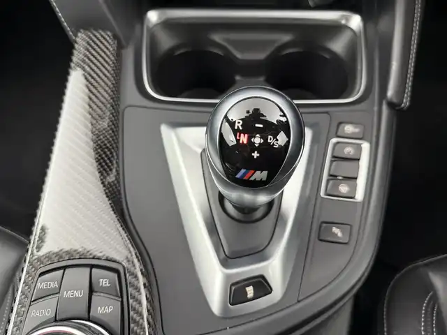 ＢＭＷ Ｍ４ クーペ 愛知県 2015(平27)年 6.4万km パール 純正SDナビ/　・フルセグTV/　・DVD/CD/　・Bluetooth /　・USB/　・AUX/ヘッドアップディスプレイ/クルーズコントロール/エアロパーツ/　・フロント/　・リア/衝突警告/カーボンルーフ/黒革シート/パワーシート/シートヒーター/純正フロアマット/純正19インチAW/純正レムスマフラー（車内積込）/カーボンフロントリップスポイラー/カーボンリヤディフュザー/スマートキー