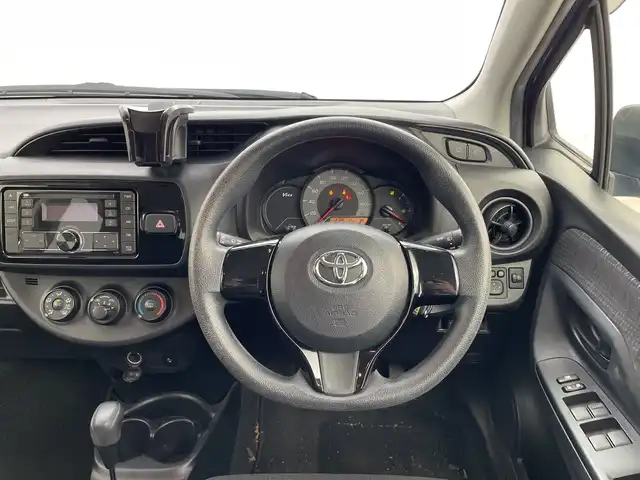 トヨタ ヴィッツ F 群馬県 2018(平30)年 6.9万km コバルトブルーメタリック 純正CDオーディオ/AUX/USB/ウィンカーミラー/ドアバイザー/ETC