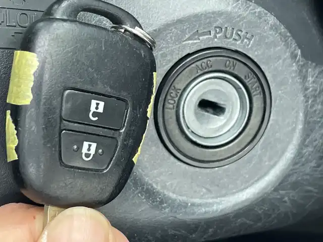 トヨタ ヴィッツ F 群馬県 2018(平30)年 6.9万km コバルトブルーメタリック 純正CDオーディオ/AUX/USB/ウィンカーミラー/ドアバイザー/ETC