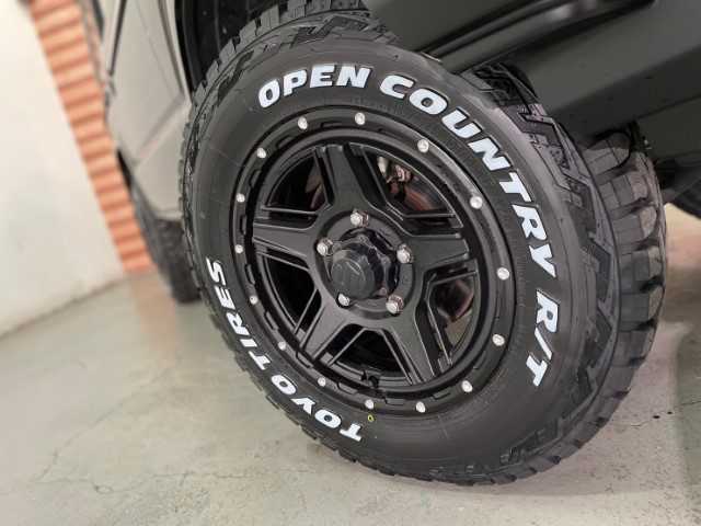 スズキ ジムニー XC 千葉県 2021(令3)年 2.1万km ブルーイッシュブラックパール3 AIS検査済み/【2408034797】/【社外パーツ取付有】/純正LEDヘッドライト/オートライト/オートマチックハイビーム/ドライブレコーダー/社外SDナビ/フルセグテレビ/バックカメラ/フロントカメラ/アイドリングストップ/クルーズコントロール/ETC/ヒルディセントコントロール/レーンキープアシスト/16インチAW　WEDS　マッドヴァンス07（社外）/トーヨー　オープンカントリーR/T　185/85-16（新品）/1インチリフトアップキット（社外）/Little　G トラディショナル　コンプリートキット（社外）/・フロントグリル/・ボンネットカバー/・ボンネットウインカー/・フロントバンパー/・コイト製ハロゲン角型フォグランプ/・オーバーフェンダー＆アルミステップ　type-2/・サイドモール/・リアバンパー/・ハロゲン角形テールランプ/・マッドフラップ/・ddエンブレム（マットブラック）/ルーフラック（社外）/フロントカメラ＋モニターセット