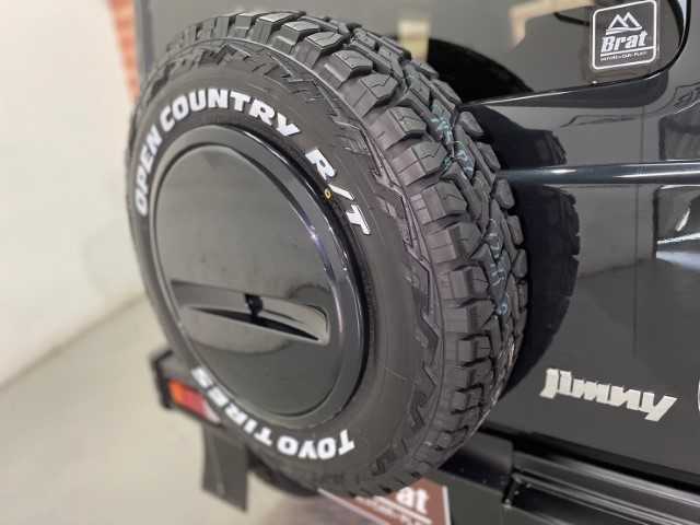 スズキ ジムニー XC 千葉県 2021(令3)年 2.1万km ブルーイッシュブラックパール3 AIS検査済み/【2408034797】/【社外パーツ取付有】/純正LEDヘッドライト/オートライト/オートマチックハイビーム/ドライブレコーダー/社外SDナビ/フルセグテレビ/バックカメラ/フロントカメラ/アイドリングストップ/クルーズコントロール/ETC/ヒルディセントコントロール/レーンキープアシスト/16インチAW　WEDS　マッドヴァンス07（社外）/トーヨー　オープンカントリーR/T　185/85-16（新品）/1インチリフトアップキット（社外）/Little　G トラディショナル　コンプリートキット（社外）/・フロントグリル/・ボンネットカバー/・ボンネットウインカー/・フロントバンパー/・コイト製ハロゲン角型フォグランプ/・オーバーフェンダー＆アルミステップ　type-2/・サイドモール/・リアバンパー/・ハロゲン角形テールランプ/・マッドフラップ/・ddエンブレム（マットブラック）/ルーフラック（社外）/フロントカメラ＋モニターセット