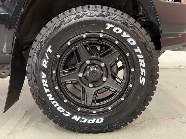 スズキ ジムニー XC 千葉県 2021(令3)年 2.1万km ブルーイッシュブラックパール3 AIS検査済み/【2408034797】/【社外パーツ取付有】/純正LEDヘッドライト/オートライト/オートマチックハイビーム/ドライブレコーダー/社外SDナビ/フルセグテレビ/バックカメラ/フロントカメラ/アイドリングストップ/クルーズコントロール/ETC/ヒルディセントコントロール/レーンキープアシスト/16インチAW　WEDS　マッドヴァンス07（社外）/トーヨー　オープンカントリーR/T　185/85-16（新品）/1インチリフトアップキット（社外）/Little　G トラディショナル　コンプリートキット（社外）/・フロントグリル/・ボンネットカバー/・ボンネットウインカー/・フロントバンパー/・コイト製ハロゲン角型フォグランプ/・オーバーフェンダー＆アルミステップ　type-2/・サイドモール/・リアバンパー/・ハロゲン角形テールランプ/・マッドフラップ/・ddエンブレム（マットブラック）/ルーフラック（社外）/フロントカメラ＋モニターセット