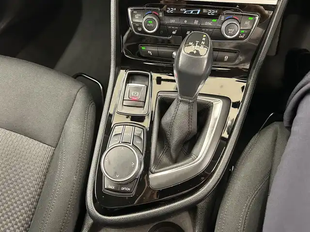 ＢＭＷ ２１８ｄ アクティブツアラー 岡山県 2018(平30)年 6.6万km アルピンホワイトⅢ 純正iDriveナビ/Rカメラ/PTG/ドラレコ/LEDヘッドライト/オートライト/オートワイパー/オートエアコン/ミラー一体型ETC/衝突警告/歩行者警告/車線逸脱警告/Bluetooth/USB/SOSコールシステム/BMWコネクテッドドライブ/PDC（F/R）/スタッドレスタイヤセット