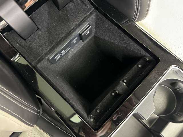 ランドローバー レンジローバーヴェラール Rダイナミック HSE 180PS 千葉県 2017(平29)年 3.6万km 赤 パノラマＳＲ　/白革　/リアエンター　/白革シート　/ＡＣＣ　/ナビ　/ＴＶ　/３６０°シートヒーター　/クラーラー　/電動リアゲート　/ＭＥＲＩＤＩＡＮサウンド　/バーチャルコックピット　/衝突軽減Ｂ　/ＢＳＭ　/ＬＫＡ