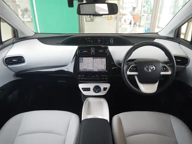 トヨタ プリウス A ツーリングセレクション 静岡県 2016(平28)年 8万km ホワイトパールクリスタルシャイン ワンオーナー/内装色：クールグレー/衝突軽減ブレーキ/車線逸脱警報/ブラインドスポットモニター/インテリジェントパーキングアシスト/ふらつき検知/純正ナビ/・DSZT-YC4T/・フルセグ/・DVD再生/・CD再生/・Bluetooth接続/・USB/・VTR/バックカメラ/純正ドライブレコーダー/・DRT-H64/レーダークルーズコントロール/ETC/ヘッドアップディスプレイ/本革巻ステアリング/ホワイトレザーシート/前席シートヒーター/ISOFIX/ウインカーミラー/オートリトラミラー/オートハイビーム/純正フロアマット/ドアバイザー/プッシュスタート/スマートキー×2/取扱説明書/新車保証書