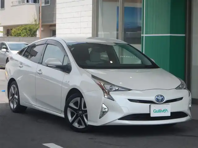 トヨタ プリウス A ツーリングセレクション 静岡県 2016(平28)年 8万km ホワイトパールクリスタルシャイン ワンオーナー/内装色：クールグレー/衝突軽減ブレーキ/車線逸脱警報/ブラインドスポットモニター/インテリジェントパーキングアシスト/ふらつき検知/純正ナビ/・DSZT-YC4T/・フルセグ/・DVD再生/・CD再生/・Bluetooth接続/・USB/・VTR/バックカメラ/純正ドライブレコーダー/・DRT-H64/レーダークルーズコントロール/ETC/ヘッドアップディスプレイ/本革巻ステアリング/ホワイトレザーシート/前席シートヒーター/ISOFIX/ウインカーミラー/オートリトラミラー/オートハイビーム/純正フロアマット/ドアバイザー/プッシュスタート/スマートキー×2/取扱説明書/新車保証書