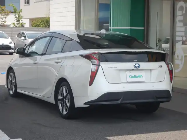 トヨタ プリウス A ツーリングセレクション 静岡県 2016(平28)年 8万km ホワイトパールクリスタルシャイン ワンオーナー/内装色：クールグレー/衝突軽減ブレーキ/車線逸脱警報/ブラインドスポットモニター/インテリジェントパーキングアシスト/ふらつき検知/純正ナビ/・DSZT-YC4T/・フルセグ/・DVD再生/・CD再生/・Bluetooth接続/・USB/・VTR/バックカメラ/純正ドライブレコーダー/・DRT-H64/レーダークルーズコントロール/ETC/ヘッドアップディスプレイ/本革巻ステアリング/ホワイトレザーシート/前席シートヒーター/ISOFIX/ウインカーミラー/オートリトラミラー/オートハイビーム/純正フロアマット/ドアバイザー/プッシュスタート/スマートキー×2/取扱説明書/新車保証書