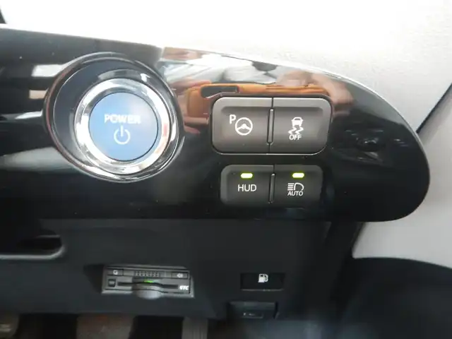 トヨタ プリウス A ツーリングセレクション 静岡県 2016(平28)年 8万km ホワイトパールクリスタルシャイン ワンオーナー/内装色：クールグレー/衝突軽減ブレーキ/車線逸脱警報/ブラインドスポットモニター/インテリジェントパーキングアシスト/ふらつき検知/純正ナビ/・DSZT-YC4T/・フルセグ/・DVD再生/・CD再生/・Bluetooth接続/・USB/・VTR/バックカメラ/純正ドライブレコーダー/・DRT-H64/レーダークルーズコントロール/ETC/ヘッドアップディスプレイ/本革巻ステアリング/ホワイトレザーシート/前席シートヒーター/ISOFIX/ウインカーミラー/オートリトラミラー/オートハイビーム/純正フロアマット/ドアバイザー/プッシュスタート/スマートキー×2/取扱説明書/新車保証書