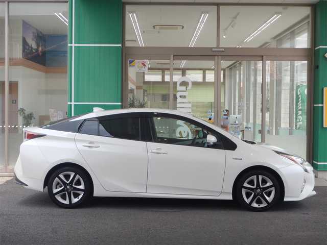 トヨタ プリウス A ツーリングセレクション 静岡県 2016(平28)年 8万km ホワイトパールクリスタルシャイン ワンオーナー/内装色：クールグレー/衝突軽減ブレーキ/車線逸脱警報/ブラインドスポットモニター/インテリジェントパーキングアシスト/ふらつき検知/純正ナビ/・DSZT-YC4T/・フルセグ/・DVD再生/・CD再生/・Bluetooth接続/・USB/・VTR/バックカメラ/純正ドライブレコーダー/・DRT-H64/レーダークルーズコントロール/ETC/ヘッドアップディスプレイ/本革巻ステアリング/ホワイトレザーシート/前席シートヒーター/ISOFIX/ウインカーミラー/オートリトラミラー/オートハイビーム/純正フロアマット/ドアバイザー/プッシュスタート/スマートキー×2/取扱説明書/新車保証書