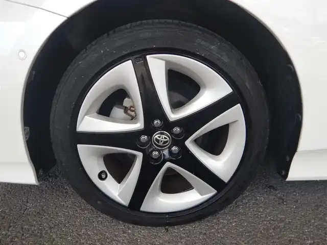 トヨタ プリウス A ツーリングセレクション 静岡県 2016(平28)年 8万km ホワイトパールクリスタルシャイン ワンオーナー/内装色：クールグレー/衝突軽減ブレーキ/車線逸脱警報/ブラインドスポットモニター/インテリジェントパーキングアシスト/ふらつき検知/純正ナビ/・DSZT-YC4T/・フルセグ/・DVD再生/・CD再生/・Bluetooth接続/・USB/・VTR/バックカメラ/純正ドライブレコーダー/・DRT-H64/レーダークルーズコントロール/ETC/ヘッドアップディスプレイ/本革巻ステアリング/ホワイトレザーシート/前席シートヒーター/ISOFIX/ウインカーミラー/オートリトラミラー/オートハイビーム/純正フロアマット/ドアバイザー/プッシュスタート/スマートキー×2/取扱説明書/新車保証書
