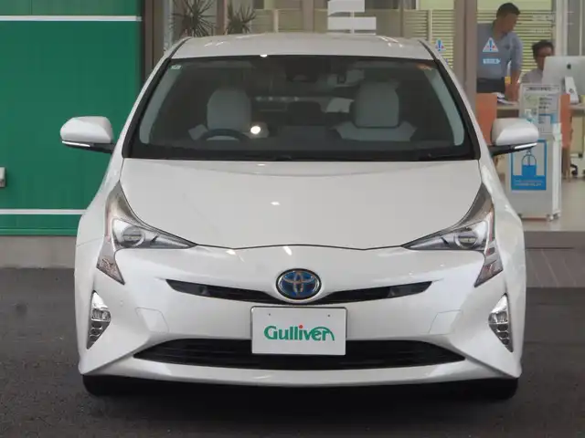 トヨタ プリウス A ツーリングセレクション 静岡県 2016(平28)年 8万km ホワイトパールクリスタルシャイン ワンオーナー/内装色：クールグレー/衝突軽減ブレーキ/車線逸脱警報/ブラインドスポットモニター/インテリジェントパーキングアシスト/ふらつき検知/純正ナビ/・DSZT-YC4T/・フルセグ/・DVD再生/・CD再生/・Bluetooth接続/・USB/・VTR/バックカメラ/純正ドライブレコーダー/・DRT-H64/レーダークルーズコントロール/ETC/ヘッドアップディスプレイ/本革巻ステアリング/ホワイトレザーシート/前席シートヒーター/ISOFIX/ウインカーミラー/オートリトラミラー/オートハイビーム/純正フロアマット/ドアバイザー/プッシュスタート/スマートキー×2/取扱説明書/新車保証書