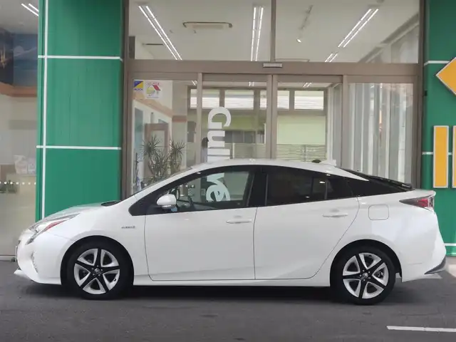 トヨタ プリウス A ツーリングセレクション 静岡県 2016(平28)年 8万km ホワイトパールクリスタルシャイン ワンオーナー/内装色：クールグレー/衝突軽減ブレーキ/車線逸脱警報/ブラインドスポットモニター/インテリジェントパーキングアシスト/ふらつき検知/純正ナビ/・DSZT-YC4T/・フルセグ/・DVD再生/・CD再生/・Bluetooth接続/・USB/・VTR/バックカメラ/純正ドライブレコーダー/・DRT-H64/レーダークルーズコントロール/ETC/ヘッドアップディスプレイ/本革巻ステアリング/ホワイトレザーシート/前席シートヒーター/ISOFIX/ウインカーミラー/オートリトラミラー/オートハイビーム/純正フロアマット/ドアバイザー/プッシュスタート/スマートキー×2/取扱説明書/新車保証書
