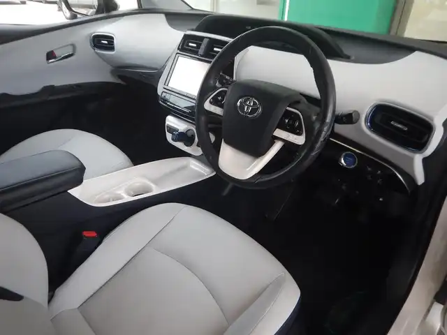 トヨタ プリウス A ツーリングセレクション 静岡県 2016(平28)年 8万km ホワイトパールクリスタルシャイン ワンオーナー/内装色：クールグレー/衝突軽減ブレーキ/車線逸脱警報/ブラインドスポットモニター/インテリジェントパーキングアシスト/ふらつき検知/純正ナビ/・DSZT-YC4T/・フルセグ/・DVD再生/・CD再生/・Bluetooth接続/・USB/・VTR/バックカメラ/純正ドライブレコーダー/・DRT-H64/レーダークルーズコントロール/ETC/ヘッドアップディスプレイ/本革巻ステアリング/ホワイトレザーシート/前席シートヒーター/ISOFIX/ウインカーミラー/オートリトラミラー/オートハイビーム/純正フロアマット/ドアバイザー/プッシュスタート/スマートキー×2/取扱説明書/新車保証書