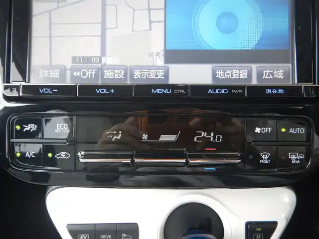 トヨタ プリウス A ツーリングセレクション 静岡県 2016(平28)年 8万km ホワイトパールクリスタルシャイン ワンオーナー/内装色：クールグレー/衝突軽減ブレーキ/車線逸脱警報/ブラインドスポットモニター/インテリジェントパーキングアシスト/ふらつき検知/純正ナビ/・DSZT-YC4T/・フルセグ/・DVD再生/・CD再生/・Bluetooth接続/・USB/・VTR/バックカメラ/純正ドライブレコーダー/・DRT-H64/レーダークルーズコントロール/ETC/ヘッドアップディスプレイ/本革巻ステアリング/ホワイトレザーシート/前席シートヒーター/ISOFIX/ウインカーミラー/オートリトラミラー/オートハイビーム/純正フロアマット/ドアバイザー/プッシュスタート/スマートキー×2/取扱説明書/新車保証書