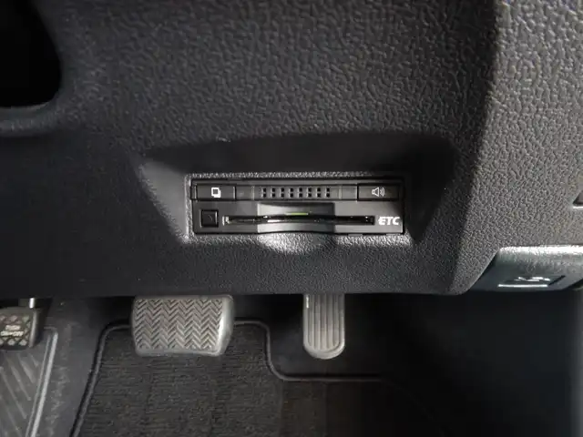 トヨタ プリウス A ツーリングセレクション 静岡県 2016(平28)年 8万km ホワイトパールクリスタルシャイン ワンオーナー/内装色：クールグレー/衝突軽減ブレーキ/車線逸脱警報/ブラインドスポットモニター/インテリジェントパーキングアシスト/ふらつき検知/純正ナビ/・DSZT-YC4T/・フルセグ/・DVD再生/・CD再生/・Bluetooth接続/・USB/・VTR/バックカメラ/純正ドライブレコーダー/・DRT-H64/レーダークルーズコントロール/ETC/ヘッドアップディスプレイ/本革巻ステアリング/ホワイトレザーシート/前席シートヒーター/ISOFIX/ウインカーミラー/オートリトラミラー/オートハイビーム/純正フロアマット/ドアバイザー/プッシュスタート/スマートキー×2/取扱説明書/新車保証書