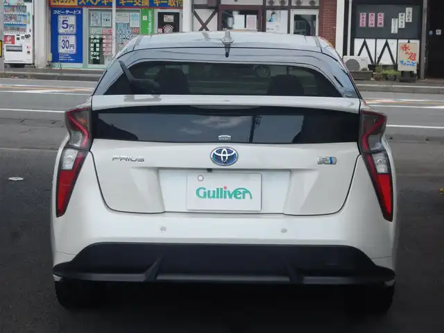 トヨタ プリウス A ツーリングセレクション 静岡県 2016(平28)年 8万km ホワイトパールクリスタルシャイン ワンオーナー/内装色：クールグレー/衝突軽減ブレーキ/車線逸脱警報/ブラインドスポットモニター/インテリジェントパーキングアシスト/ふらつき検知/純正ナビ/・DSZT-YC4T/・フルセグ/・DVD再生/・CD再生/・Bluetooth接続/・USB/・VTR/バックカメラ/純正ドライブレコーダー/・DRT-H64/レーダークルーズコントロール/ETC/ヘッドアップディスプレイ/本革巻ステアリング/ホワイトレザーシート/前席シートヒーター/ISOFIX/ウインカーミラー/オートリトラミラー/オートハイビーム/純正フロアマット/ドアバイザー/プッシュスタート/スマートキー×2/取扱説明書/新車保証書