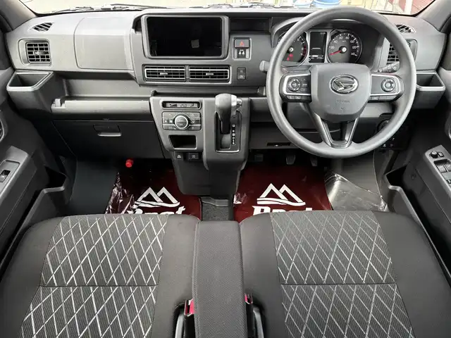 ダイハツ アトレー バン RS 栃木県 2024(令6)年 0.6万km オフビートカーキM スマートアシスト/アダプティブクルーズコントロール/レーンキープコントロール/アダプティブドライビングビーム/オートライト/LEDヘッドラライト/LEDフォグランプ/コーナーセンサー/両側パワースライドドア/プッシュスタート/スマートキー/電動格納ミラー/オートエアコン/リヤヒーター/ポップアップ機構付リヤガラス/サンサンバー(D席バニティミラー付)/オーバーヘッドシェルフ/アクセサリーソケット/大型LED荷室灯