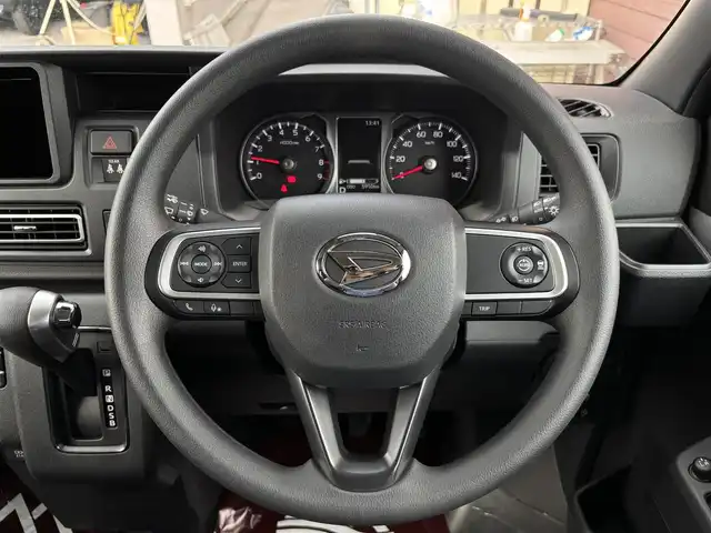 ダイハツ アトレー バン RS 栃木県 2024(令6)年 0.6万km オフビートカーキM スマートアシスト/アダプティブクルーズコントロール/レーンキープコントロール/アダプティブドライビングビーム/オートライト/LEDヘッドラライト/LEDフォグランプ/コーナーセンサー/両側パワースライドドア/プッシュスタート/スマートキー/電動格納ミラー/オートエアコン/リヤヒーター/ポップアップ機構付リヤガラス/サンサンバー(D席バニティミラー付)/オーバーヘッドシェルフ/アクセサリーソケット/大型LED荷室灯