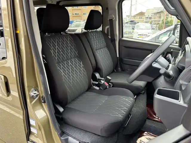ダイハツ アトレー バン RS 栃木県 2024(令6)年 0.6万km オフビートカーキM スマートアシスト/アダプティブクルーズコントロール/レーンキープコントロール/アダプティブドライビングビーム/オートライト/LEDヘッドラライト/LEDフォグランプ/コーナーセンサー/両側パワースライドドア/プッシュスタート/スマートキー/電動格納ミラー/オートエアコン/リヤヒーター/ポップアップ機構付リヤガラス/サンサンバー(D席バニティミラー付)/オーバーヘッドシェルフ/アクセサリーソケット/大型LED荷室灯