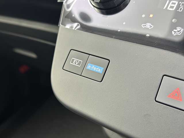 日産 セレナ e－パワー ハイウェイスター V 大阪府 2025(令7)年 0.1千km プリズムホワイト 登録済未使用車/純正ナビ/・フルセグTV/・Bluetooth/・HDMI/・USB接続/プロパイロット/ブラインドスポットモニター/アラウンドビューモニター/衝突軽減システム/オートマチックハイビーム/ハンドル支援/置く充電/ビルトインETC/保証書/取扱説明書/点検記録簿