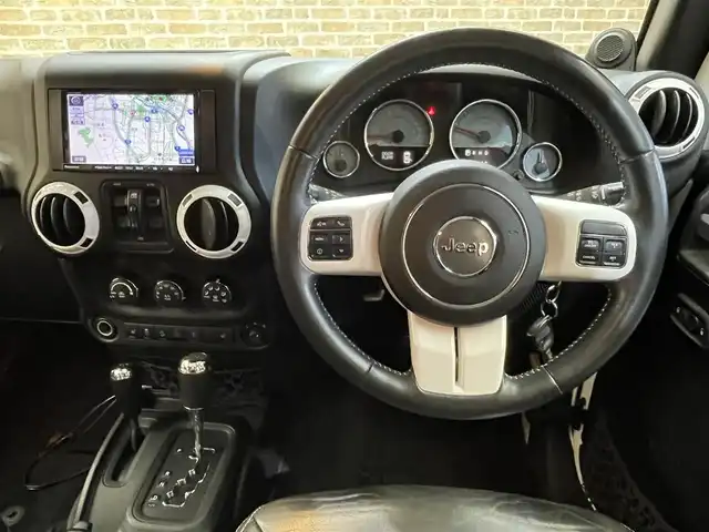 クライスラー・ジープ ジープ ラングラー アンリミテッド ポーラED 岩手県 2014(平26)年 11万km ブライトホワイト 150台限定車/トランスファー付き４WD/専用ブラックレザーシート/ホワイトパールインテリア/ボディ同色ハードタイヤカバー/ALPINE製プレミアムスピーカー/前席シートヒーター/ラバーフロアマット/クルーズコントロール/MTモード付AT/ヒルディセントコントロール/オートエアコン/自動防眩ミラー/ストラーダナビ/フルセグTV/バックカメラ・サイドカメラ/ETC/ステアリングスイッチ/オートライト/フォグランプ/純正18インチアルミホイール