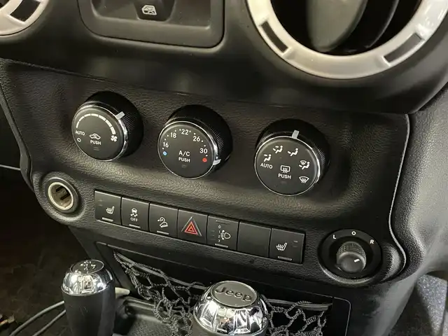 クライスラー・ジープ ジープ ラングラー アンリミテッド ポーラED 岩手県 2014(平26)年 11万km ブライトホワイト 150台限定車/トランスファー付き４WD/専用ブラックレザーシート/ホワイトパールインテリア/ボディ同色ハードタイヤカバー/ALPINE製プレミアムスピーカー/前席シートヒーター/ラバーフロアマット/クルーズコントロール/MTモード付AT/ヒルディセントコントロール/オートエアコン/自動防眩ミラー/ストラーダナビ/フルセグTV/バックカメラ・サイドカメラ/ETC/ステアリングスイッチ/オートライト/フォグランプ/純正18インチアルミホイール