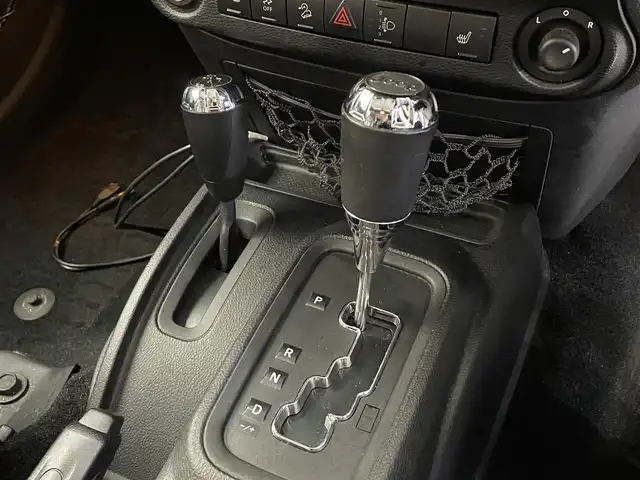 クライスラー・ジープ ジープ ラングラー アンリミテッド ポーラED 岩手県 2014(平26)年 11万km ブライトホワイト 150台限定車/トランスファー付き４WD/専用ブラックレザーシート/ホワイトパールインテリア/ボディ同色ハードタイヤカバー/ALPINE製プレミアムスピーカー/前席シートヒーター/ラバーフロアマット/クルーズコントロール/MTモード付AT/ヒルディセントコントロール/オートエアコン/自動防眩ミラー/ストラーダナビ/フルセグTV/バックカメラ・サイドカメラ/ETC/ステアリングスイッチ/オートライト/フォグランプ/純正18インチアルミホイール