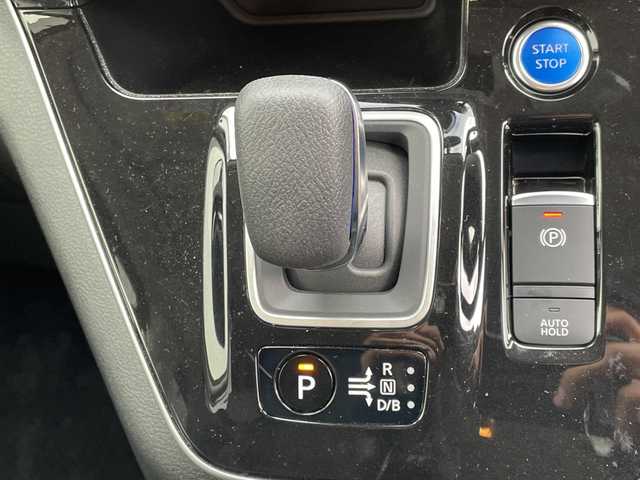 日産 セレナ e－パワー ハイウェイスター V 千葉県 2022(令4)年 0.7万km ダイヤモンドブラック 純正10インチナビ/(フルセグTV/BT/CD/DVD/FM/AM/Blu-ray)/全周囲カメラ/デジタルインナーミラー/プロパイロット/ナビ連動前後ドライブレコーダー/純正フリップダウンモニター/ブラインドスポットモニター/衝突被害軽減システム/車線逸脱警報/両側パワースライドドア/ハンズフリーオートスライドドア/横滑り防止装置/ビルトインETC2.0/アイドリングストップ/LEDヘッドライト/フォグランプ/オートライト/ウィンカーミラー/電動格納ミラー/純正15インチAW/シートリフター/電子制御パーキング/オートホールド/プッシュスタート/スマートキー/フロアマット/スペアキー/取扱説明書/保証書