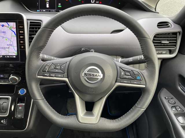 日産 セレナ e－パワー ハイウェイスター V 千葉県 2022(令4)年 0.7万km ダイヤモンドブラック 純正10インチナビ/(フルセグTV/BT/CD/DVD/FM/AM/Blu-ray)/全周囲カメラ/デジタルインナーミラー/プロパイロット/ナビ連動前後ドライブレコーダー/純正フリップダウンモニター/ブラインドスポットモニター/衝突被害軽減システム/車線逸脱警報/両側パワースライドドア/ハンズフリーオートスライドドア/横滑り防止装置/ビルトインETC2.0/アイドリングストップ/LEDヘッドライト/フォグランプ/オートライト/ウィンカーミラー/電動格納ミラー/純正15インチAW/シートリフター/電子制御パーキング/オートホールド/プッシュスタート/スマートキー/フロアマット/スペアキー/取扱説明書/保証書