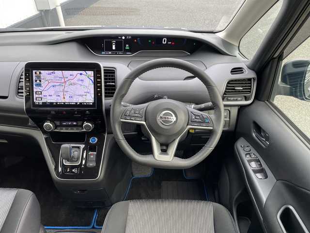 日産 セレナ e－パワー ハイウェイスター V 千葉県 2022(令4)年 0.7万km ダイヤモンドブラック 純正10インチナビ/(フルセグTV/BT/CD/DVD/FM/AM/Blu-ray)/全周囲カメラ/デジタルインナーミラー/プロパイロット/ナビ連動前後ドライブレコーダー/純正フリップダウンモニター/ブラインドスポットモニター/衝突被害軽減システム/車線逸脱警報/両側パワースライドドア/ハンズフリーオートスライドドア/横滑り防止装置/ビルトインETC2.0/アイドリングストップ/LEDヘッドライト/フォグランプ/オートライト/ウィンカーミラー/電動格納ミラー/純正15インチAW/シートリフター/電子制御パーキング/オートホールド/プッシュスタート/スマートキー/フロアマット/スペアキー/取扱説明書/保証書