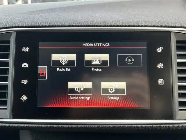 プジョー ３０８ GTライン 岡山県 2015(平27)年 9万km ペルラネラブラック 登録時走行距離 90017km/禁煙車/DENONサウンドシステム/純正ナビ/　(CD//Bluetooth)/バックカメラ/クルーズコントロール(追従走行あり)/Inter-vehicle time/後側方車両検知警報(Blind spot Monit0ring)/Parking sensors/ETC/革巻きステアリング/ステアリングスイッチ/パドルシフト/MTモード付きAT/純正LEDヘッドライト/フォグライト/オートライト/プッシュスタート/スマートキー/スペアキー/アイドリングストップ/純正アルミホイール 18インチ/ドアバイザー/電動格納ミラー/純正フロアマット/横滑防止装置/盗難防止装置/取扱説明書/保証書