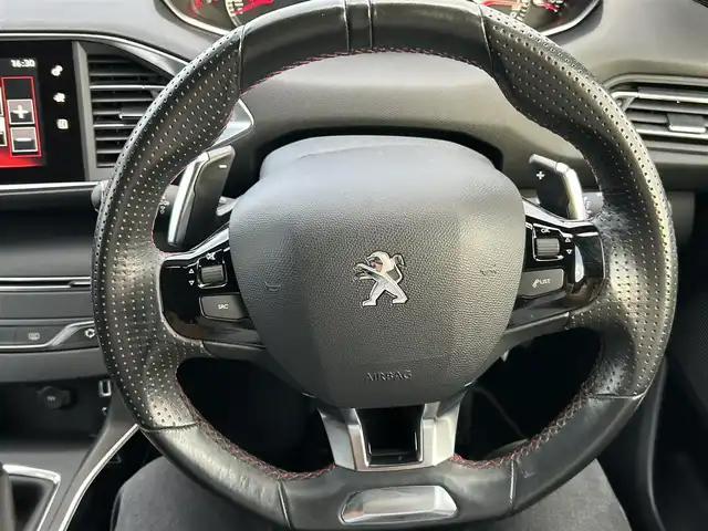 プジョー ３０８ GTライン 岡山県 2015(平27)年 9万km ペルラネラブラック 登録時走行距離 90017km/禁煙車/DENONサウンドシステム/純正ナビ/　(CD//Bluetooth)/バックカメラ/クルーズコントロール(追従走行あり)/Inter-vehicle time/後側方車両検知警報(Blind spot Monit0ring)/Parking sensors/ETC/革巻きステアリング/ステアリングスイッチ/パドルシフト/MTモード付きAT/純正LEDヘッドライト/フォグライト/オートライト/プッシュスタート/スマートキー/スペアキー/アイドリングストップ/純正アルミホイール 18インチ/ドアバイザー/電動格納ミラー/純正フロアマット/横滑防止装置/盗難防止装置/取扱説明書/保証書